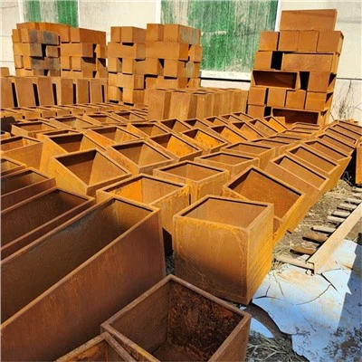 Moderna fioriera rettangolare da esterno in acciaio corten