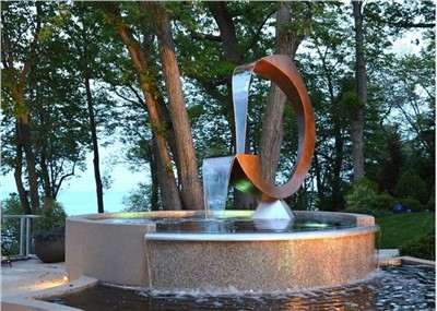 Cascata della fontana d'acqua in acciaio corten