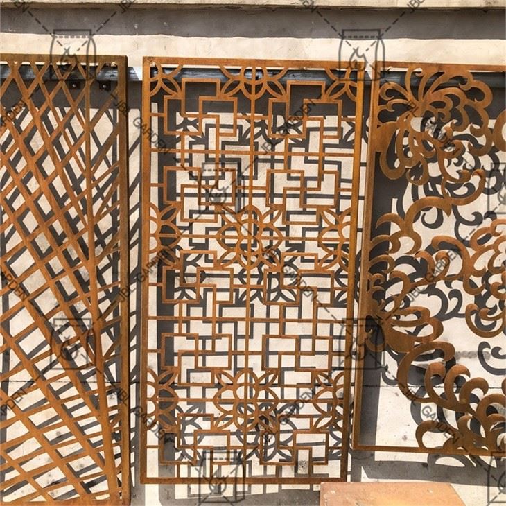 Paravento a pannelli floreali in metallo corten