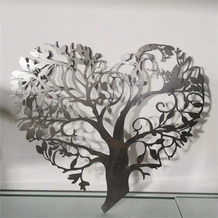 Ornamento da giardino con sfera di metallo