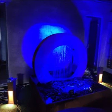 Gioco d'acqua in acciaio corten con luci a LED
