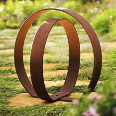 Scultura ad anello in metallo arrugginito