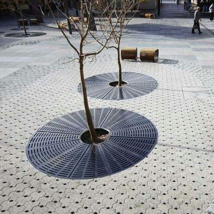 Grata dell'albero che attraversa