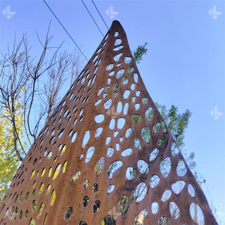 Scultura autoportante personalizzata in acciaio Corten