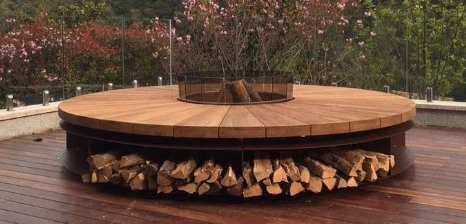 Fossa di fuoco con deposito in legno