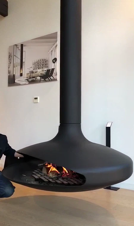 Camino a legna con soffitto a tetto moderno della villa