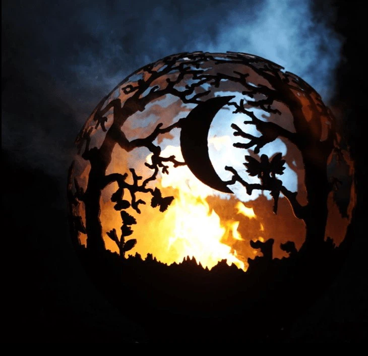 Sfera arrugginita del pozzo del fuoco