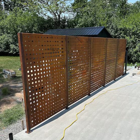 Soluzione per recinzione esterna contemporanea e sottile in acciaio Corten