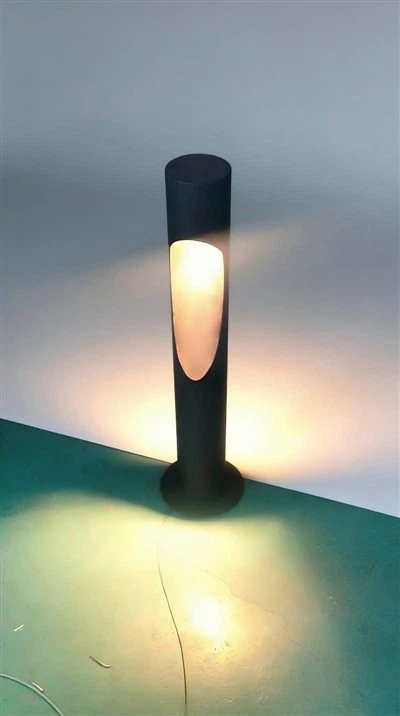 Lampada da giardino in acciaio corten a forma di mezzaluna-