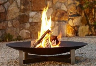 Pozzi del fuoco di diverse dimensioni con base