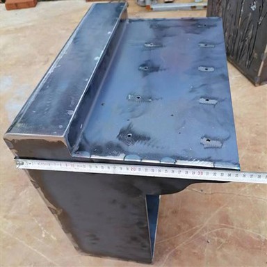 Panca per esterni con gambe in corten