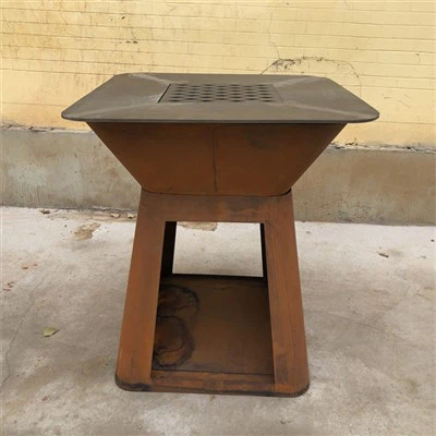 Fornello per barbecue con griglia a carbone nel patio