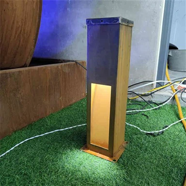 Lampada da giardino a colonna in metallo arrugginito