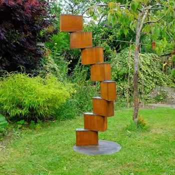 Scultura d'arte in metallo arrugginito