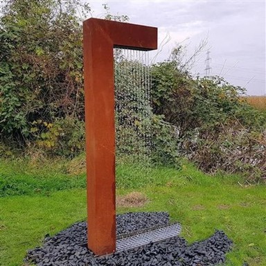 Fontana in acciaio con giochi d'acqua