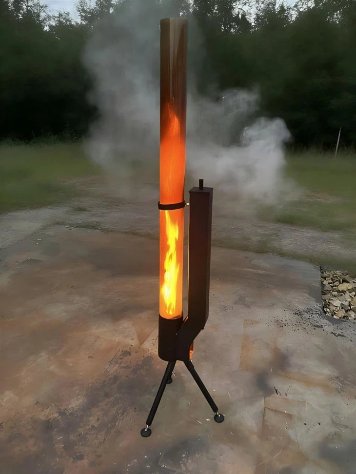 Stufa a pellet di legno con tubo di fiamma in vetro